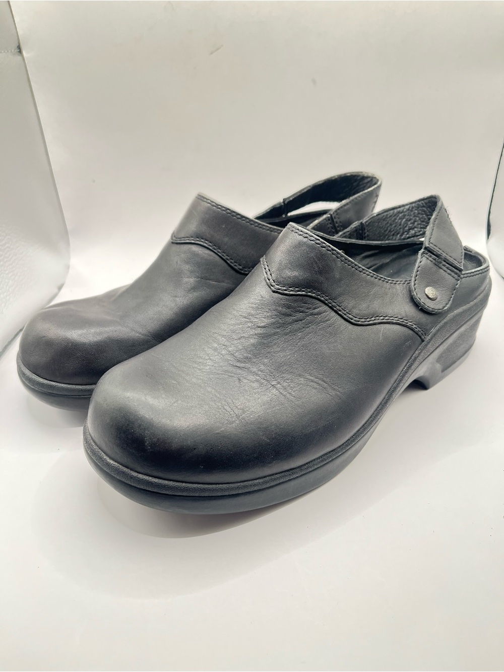 Cabels's Women's 8.5 Black Slip-On Clogs
